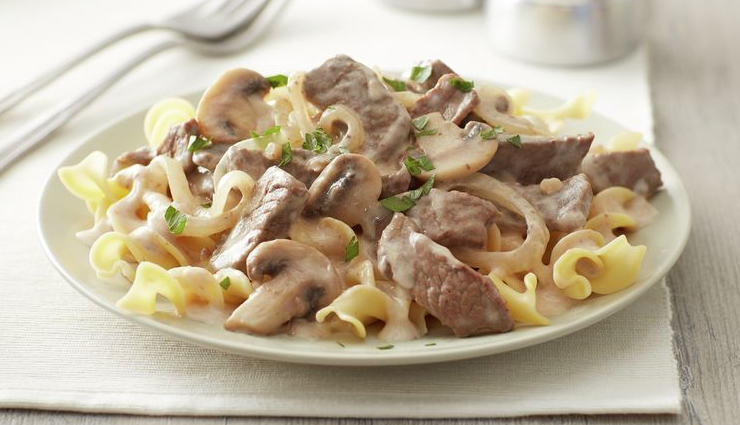 traditional russian cuisines,pelmeni,borscht,blini,kotleti,beef stroganoff