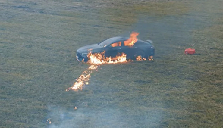 2 करोड़ की Mercedes में आई खराबी, तो इस रशियन यूट्यूबर ने पेट्रोल छिड़कर लगा दी आग, देखे वीडियो