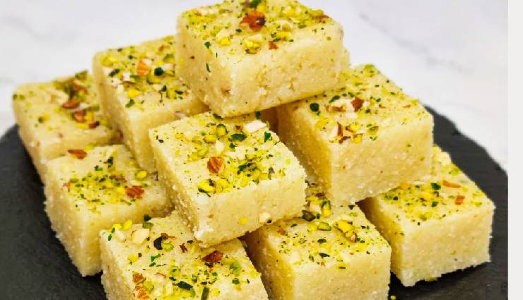 मुंह में मिठास बनकर घुल जाती है साबूदाना की बर्फी, सिर्फ व्रत ही नहीं आम दिनों में भी बनाकर देखें #Recipe