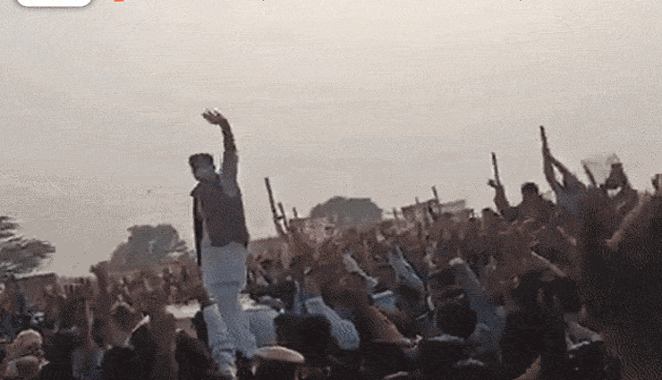 लगातार खबरों में बने हुए हैं सचिन पायलट, SUV के बोनट पर चढ़कर किया समर्थकों का अभिवादन