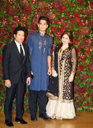 ब्लैक सूट में रणवीर और रेड गाउन में दीपिका, कमाल की लग रही थी इनकी जोड़ी, देखे तस्वीरें bollywood,deepika padukone,ranveer singh,deepika ranveer reception,deepika padukone reception party pics