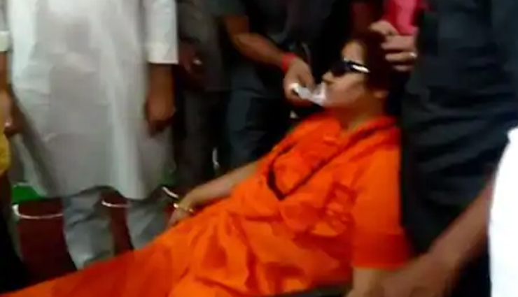 BJP दफ्तर में कार्यक्रम के दौरान बेहोश होकर गिरीं सांसद साध्‍वी प्रज्ञा, हाईडोज दवाएं खाने की वजह से हुई तबीयत खराब
