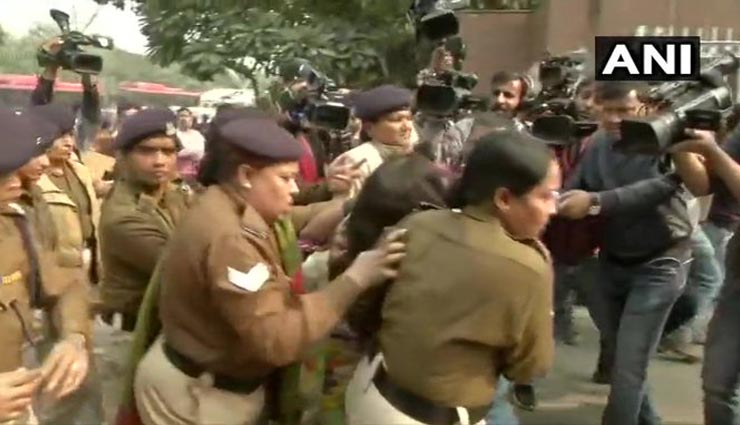 उन्नाव पीड़िता के साथ हुई हैवानियत से दुखी महिला ने अपनी 6 साल की बेटी पर फेंका पेट्रोल,  इमरजेंसी वार्ड में किया भर्ती