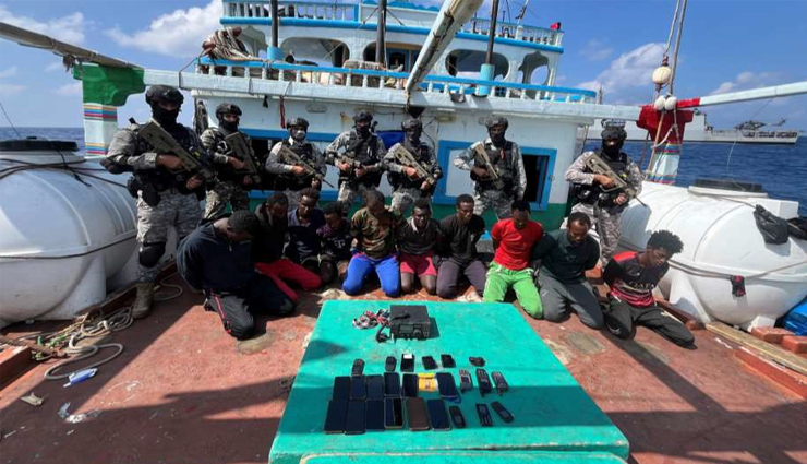 अरब सागर में भारतीय नौसेना ने समुद्री डाकुओं से 19 पाकिस्तानी नाविकों को बचाया