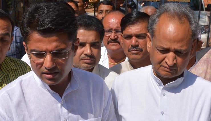 CM की दौड़ में सचिन से आगे निकले अशोक गहलोत, नजर डाले दोनों नेताओं की खूबियों और खामियों पर