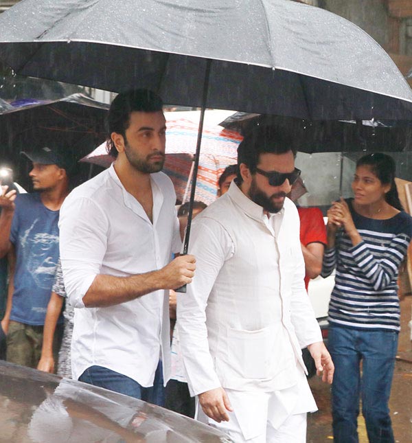 शशि कपूर को अंतिम विदाई, अमिताभ बच्चन, शाहरुख़ खान सहित कई फिल्मी हस्तियों ने जताया शोक shashi kapoor,funeral,shahrukh khan,amitabh bachchan,bollywood