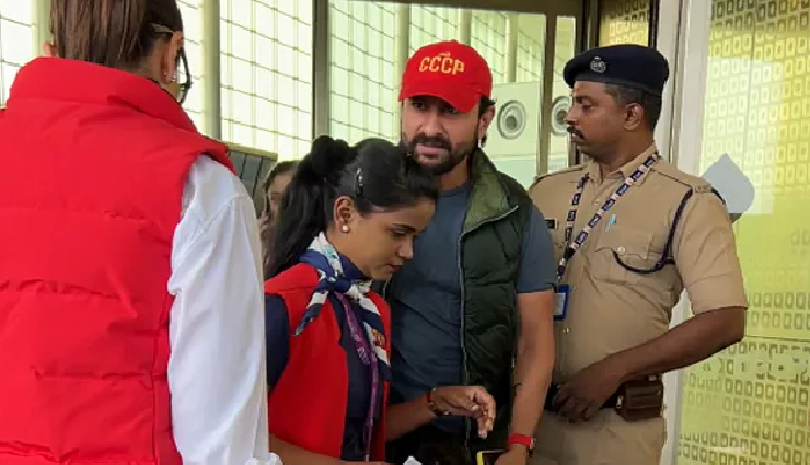 2 News : करीना की जगह इन्हें पकड़ने लगे सैफ, वीडियो वायरल, करीना ने पटौदी पैलेस से शेयर की ये Photos