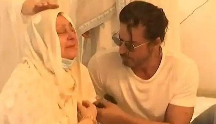 आंसुओं में डूबी सायरा बानो को शाहरुख खान ने दी सांत्वना, सामने आई तस्वीर
