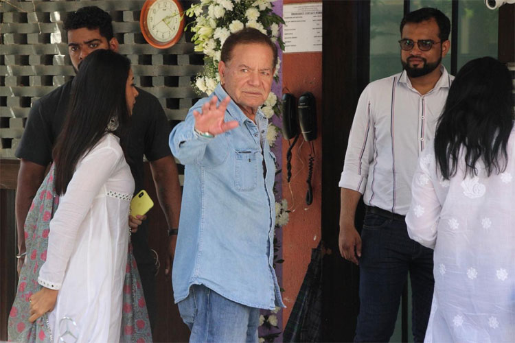 EX Wife मलाइका के सामने गर्लफ्रेंड का हाथ थामे अर्पिता के घर गणपति पूजा में पहुंचे अरबाज, देखे तस्वीरे bollywood,arpita khan,ganesh chaturthi 2018,arbaaz khan,giorgia andriani,Salman Khan,malaika arora khan,salim khan,sohail khan,katrina kaif