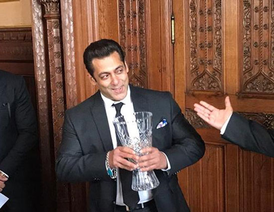 PICS:लन्दन में हुआ सलमान का सम्मान,नवाज़ा गया ग्लोबल डायवर्सिटी अवॉर्ड से