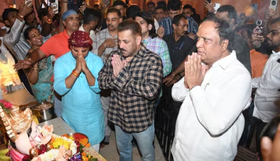 2 News : नंगे पैर बप्पा के दर्शन करने पहुंचे सलमान, वीडियो वायरल, पवन कल्याण को बर्थडे पर इन सितारों ने दी बधाई