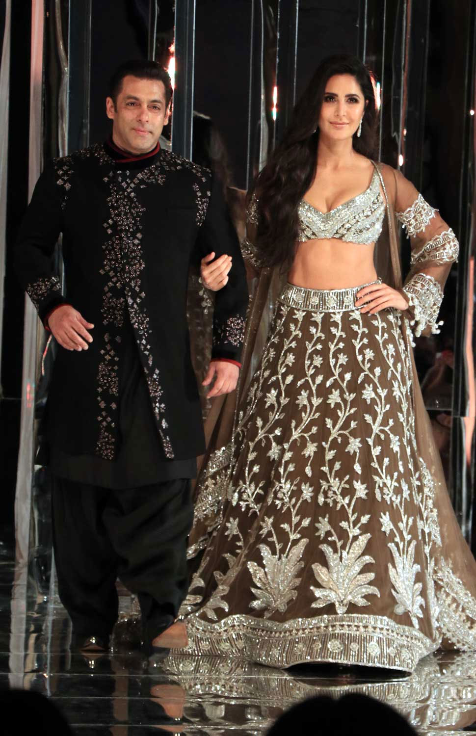 'भारत' से पहले रैंप पर सलमान-कैटरीना के बीच दिखी गजब केमिस्ट्री, देखे तस्वीरे bollywood,Salman Khan,katrina kaif,manish malhotra,ramp walk,bharat,bharat movie