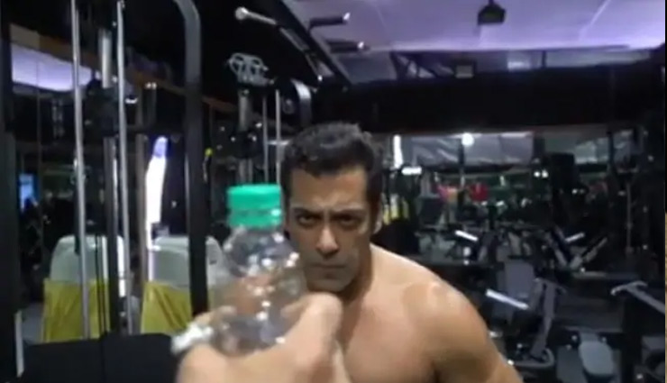 सलमान खान ने एक फूंक से पूरा किया #BottleCapChallenge, बार-बार देखा जा रहा ये वीडियो