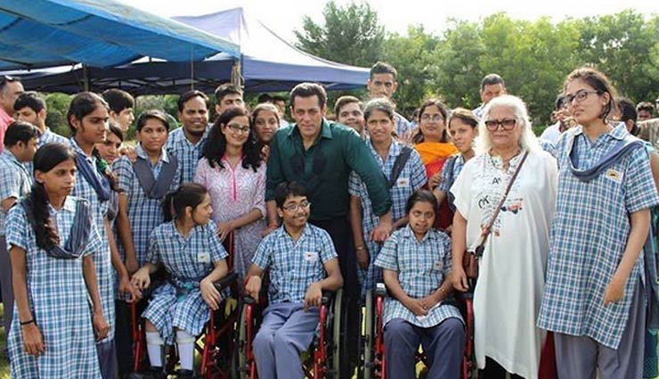 'दबंग 3' के सेट पर विशेष बच्चों के साथ मस्ती करते नजर आए सलमान और सोनाक्षी, तस्वीरें वायरल 