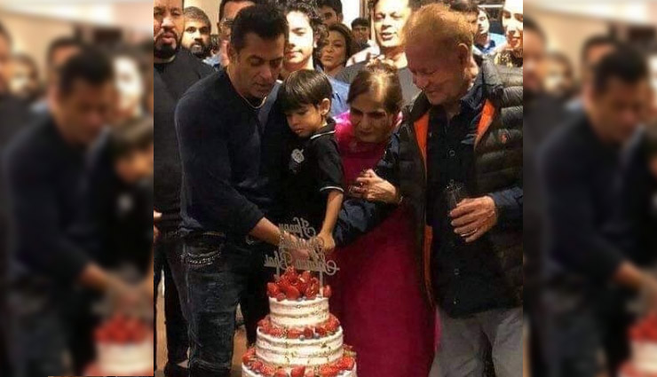 सलमान खान ने काटा केक, इस शानदार अंदाज में मनाया जन्मदिन, देखे वीडियो 