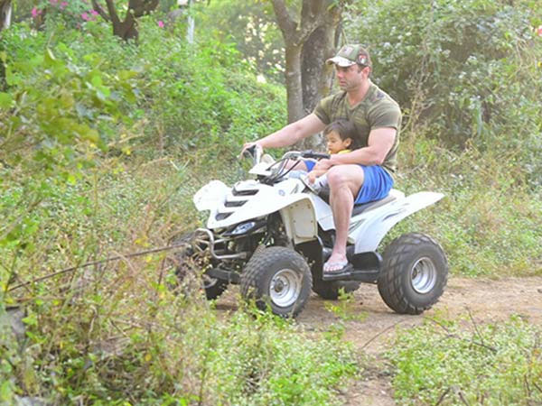 सलमान खान के जन्मदिन पर पहुचीं एक्स गर्लफ्रेंड संगीता बिजलानी, देखे तस्वीरे bollywood,sangeeta bijlani,Salman Khan,salman khan birthday,gossips,entertainment