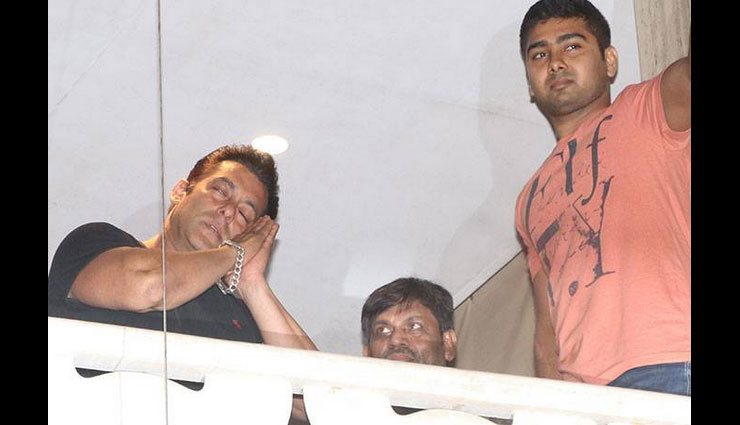 सलमान ने फैन्स को किया इशारा- अब घर जाओ क्योंकि मुझे नींद आ रही है; देखें वीडियो