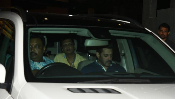 Ganesh Chaturthi 2018: ऋतिक रोशन ने किया 'गणपति' का स्वागत, बप्पा के दर्शन के लिए बहन अर्पिता के घर पहुंचे सलमान खान, तस्वीरे bollywood,ganesh chaturthi 2018,Hrithik Roshan,vivek oberoi,sanjay dutt,ganesh pooja,ganpati