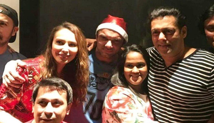 क्रिसमस पार्टी में भाइयों के साथ जमकर नाचे सलमान, खान ब्रदर्स का वीडियो हुआ वायरल bollywood,Salman Khan,sohail khan,arbaaz khan,aayush sharma,salman khan christmas party,katrina kaif,tushar kapoor,sunil grover,Shah Rukh Khan,arpita khan
