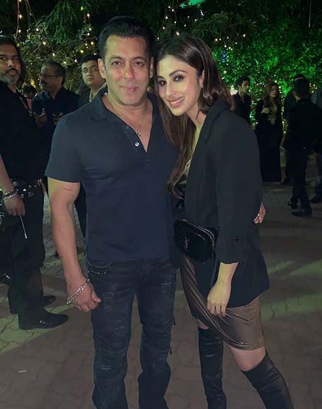 भांजे आहिल के साथ अपने जन्मदिन पर सलमान खान ने काटा बर्थडे केक, देखे वीडियो bollywood,Salman Khan,salman khan birthday,salman khan bday,happy birthday salman khan,salman khan cake cutting video,ahil sharma video,salman birthday video,salman birthday