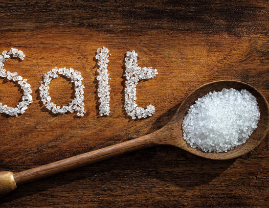 नमक के इन आसान टोटकों की मदद से आप ला सकतें है अपने जीवन में खुशियाँ