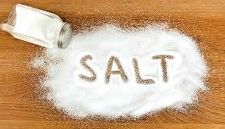 चुटकी भर नमक बनाता है कई बिगड़े काम, जानें इस्तेमाल करने के तरीके