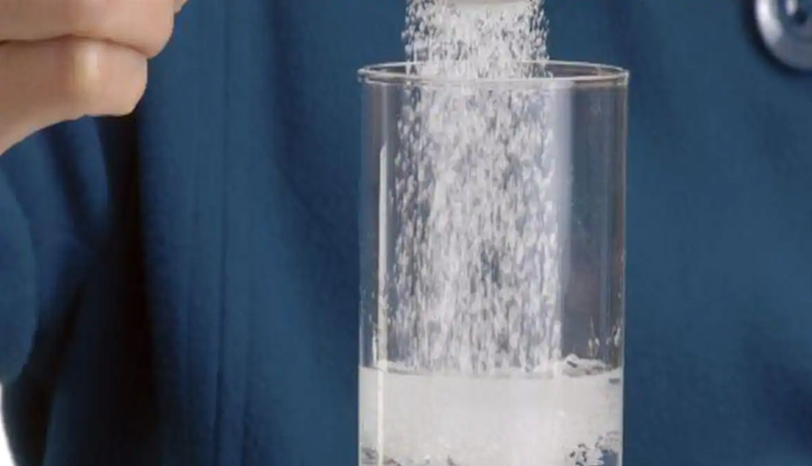 dehydration,electrolytes,home remedies,drinking water,herbal teas,coconut water,sports drinks,salt supplements,humidifiers,cold showers,avoiding alcohol,avoiding caffeine,small,frequent meals,natural remedies,fluid balance,thirst,heat exhaustion,hydration,medical attention,Health tips,healthy living