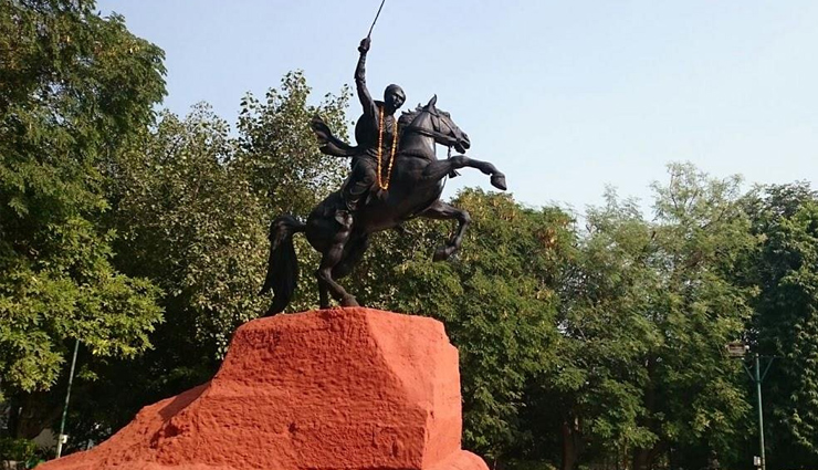 taj mahal,monuments in memory of women