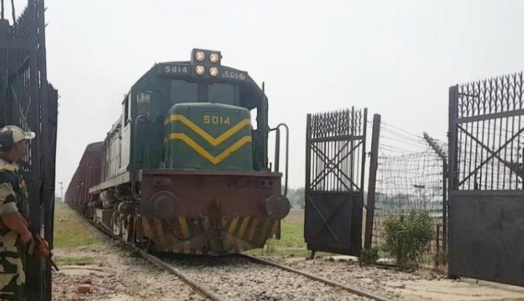 बीच रास्ते में पाकिस्तान ने रोकी समझौता एक्सप्रेस, आइए जानते है इस ट्रेन के बारें में...
