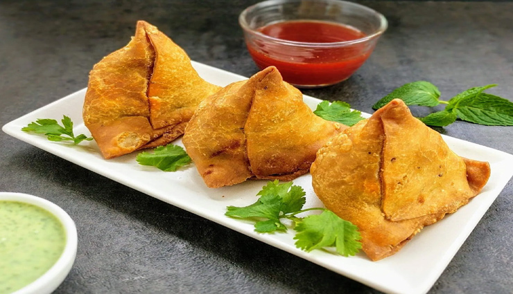 indian foods,pakoras,samosa,kachori,roasted maize,aloo tikka chaat,momos,pav bhaji,monsoon food,indian food to try in monsoon,india,indian cuisine