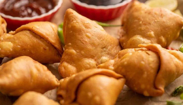 यूं घर में ही तैयार हो जाएगा बाजार जैसा स्वादिष्ट समोसा, चटनी के साथ लें इसके चटखारे #Recipe