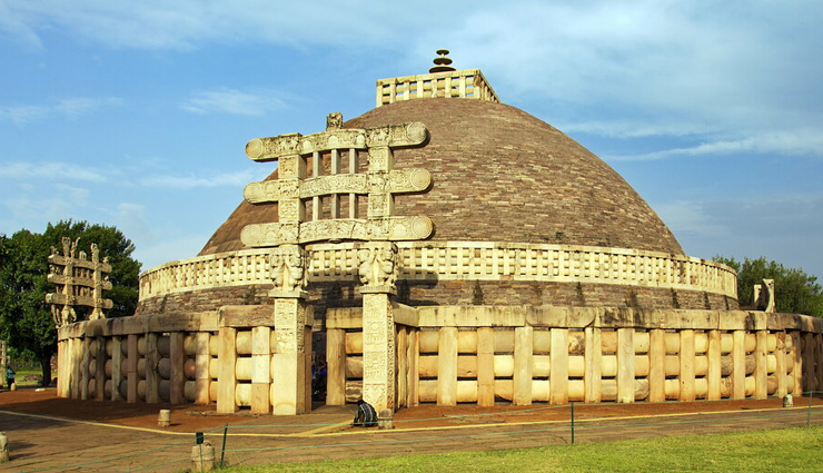 madhya pradesh,tourist spots in madhya pradesh,madhya pradesh tourism,holidays,khajuraho temples,kanha national park,omkareshwar temple,gwalior,ujjain,bandhavgarh national park,orchha,mandu,indore,sanchi,travel,travel guide