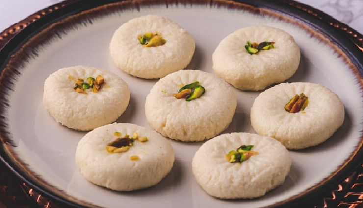 त्योहार पर बंगाली मिठाई ‘संदेश’ देगी सबको अच्छा संदेश, बहुत कम सामग्री के साथ हो जाती है तैयार #Recipe