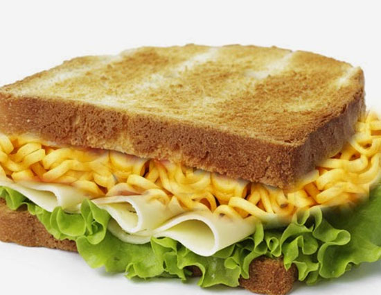 RECIPE : बच्चो की पसंदीदा मैगी से बनाये चटपटे 'चीजी मैगी सैंडविच'
