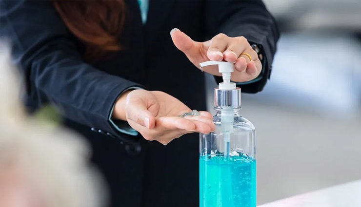 बेहद सतर्क होकर खरीदें सैनिटाइजर, सस्ते के चक्कर में आप हाथों में लगा रहे है जहर 