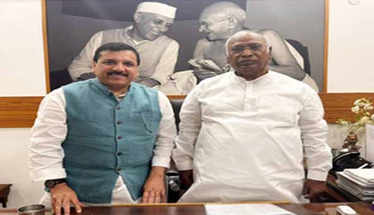 कांग्रेस अध्यक्ष खड़गे से की संजय सिंह ने मुलाकात, इंडिया ब्लॉक के लिए आम घोषणा पत्र पर की चर्चा