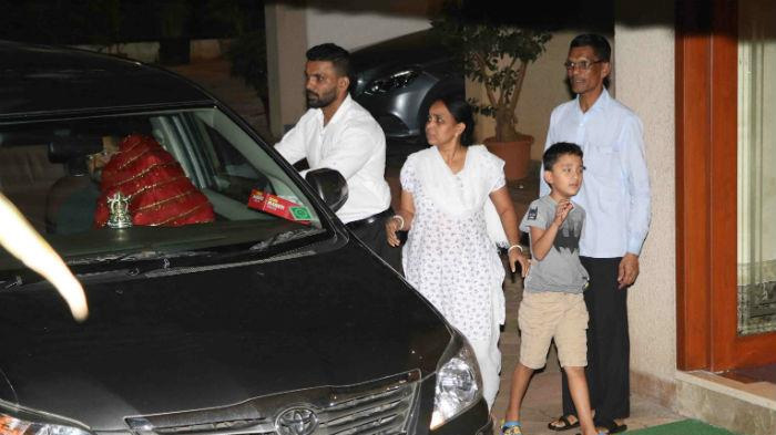 Ganesh Chaturthi 2018: ऋतिक रोशन ने किया 'गणपति' का स्वागत, बप्पा के दर्शन के लिए बहन अर्पिता के घर पहुंचे सलमान खान, तस्वीरे bollywood,ganesh chaturthi 2018,Hrithik Roshan,vivek oberoi,sanjay dutt,ganesh pooja,ganpati