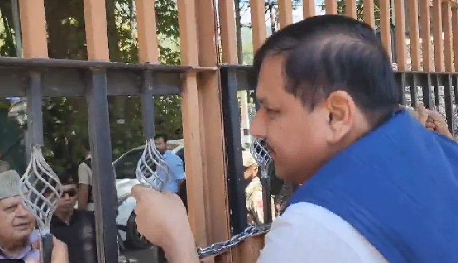 AAP सांसद संजय सिंह नजरबंद, गेट पर चढ़कर फारूक अब्दुल्ला से की मुलाकात