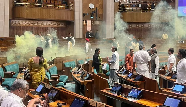 संसद की सुरक्षा में भारी चूक, दर्शक दीर्घा से स्मोक बम लेकर कूदे दो युवा, इनमें एक महिला

