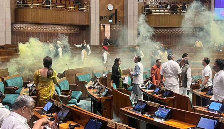 संसद की सुरक्षा में भारी चूक, दर्शक दीर्घा से स्मोक बम लेकर कूदे दो युवा, इनमें एक महिला
