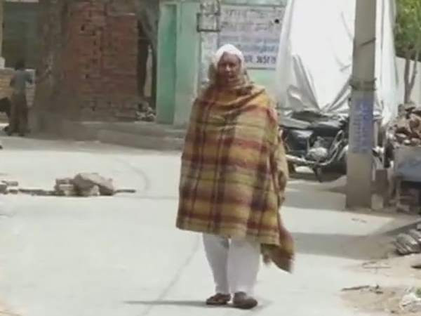 man wear blanket ,गर्मियों में ओढ़ता है कंबल, संतराम, महेंद्रगढ़, सर्दियों में बर्फ का सेवन, अनोखा व्यक्ति 