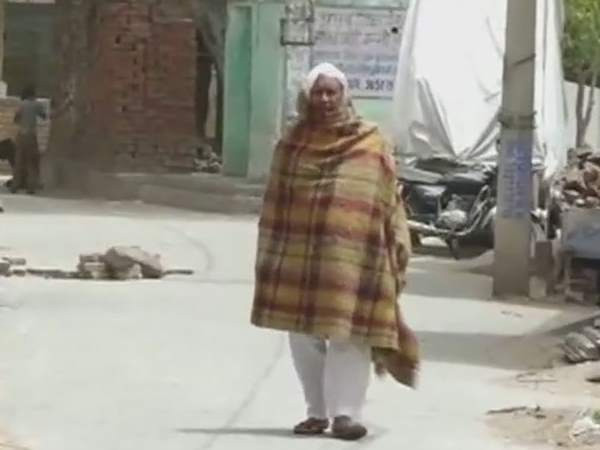 तपती धूप में भी इस शख्श को चाहिए कंबल, नहीं किसी भी बिमारी का शिकार man wear blanket
