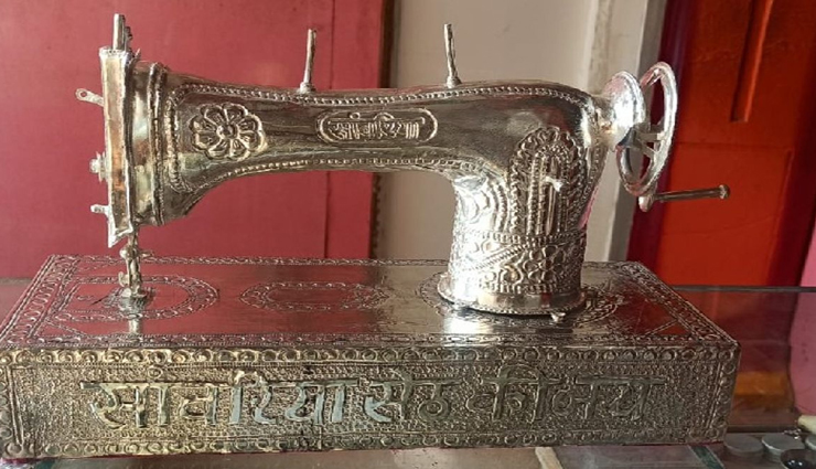 सांवलियाजी को भेंट चढ़ाने के लिए बनवाई चांदी की सिलाई मशीन, हाथ कारीगरी का किया गया इस्तेमाल 