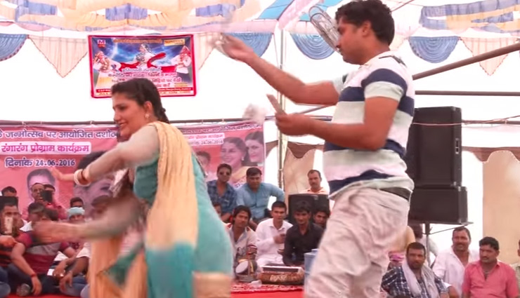 सपना चौधरी ने किया धमाकेदार डांस, हुई पैसों की बारिश, देख दंग रह गए लोग 