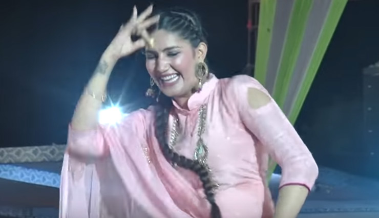 पिंक सूट में सपना चौधरी ने स्टेज पर किया डांस, देखने वालों की रुक गई सांसे, देखे वीडियो