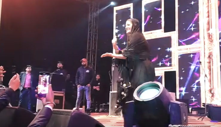 काले रंग के सूट में जब सपना चौधरी ने स्टेज पर लगाए ठुमके, देखने वाले लगे झूमने