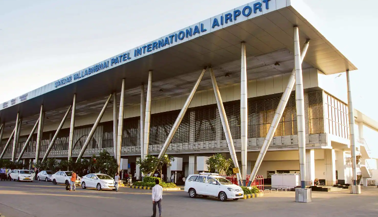 busiest airports in india,top indian airports by traffic,india major airport hubs,high-traffic airports in india,india busiest air travel hubs,popular indian airports,major flight traffic airports in india,india bustling aviation hubs,most crowded airports in india,indian airports with high passenger traffic