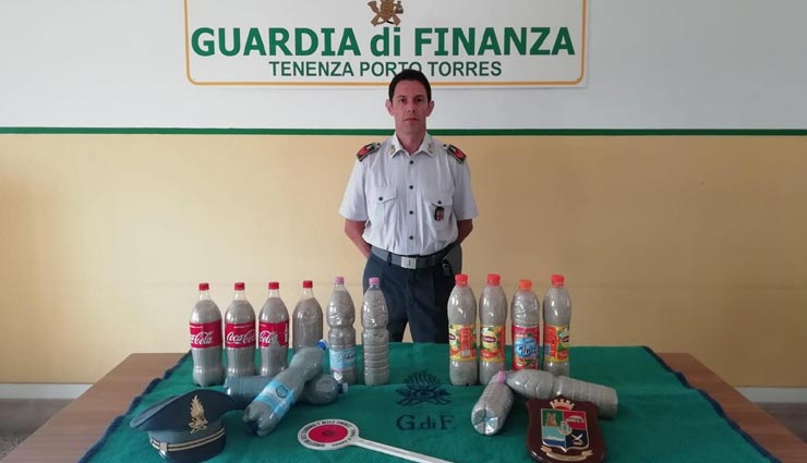 इस दंपत्ति को बोतल में छिपाई गई मिट्टी पड़ी लाखों की, पूरा माजरा हैरान करने वाला weird case,jail for sand,sardinia beach,italy,couple arrested for sand theft