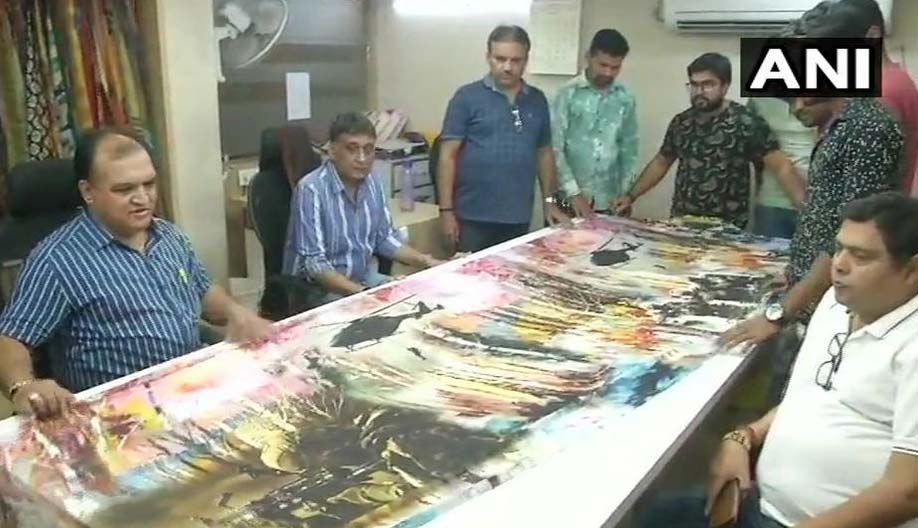 पुलवामा हमला: शहीदों के परिवारों की मदद का अनूठा तरीका, साड़ियों पर इंडियन आर्मी की शौर्य गाथा pulwama terrorist attack,indian army,saree,gujarat,india