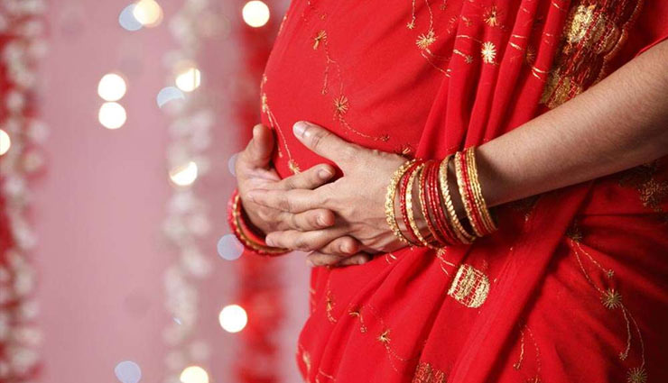 प्रेगनेंसी में भी आकर्षक दिखाएंगे साड़ी के ये डिफरेंट लुक